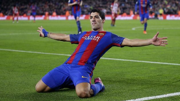 Barcelonský kanoný Luis Suárez po gólu proti Atlétiku. Barcelonský kanoný Luis Suárez po gólu proti Atlétiku.