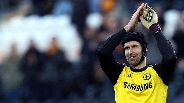 Petr Čech zdraví fanoušky Chelsea po výhře nad Hullem. Petr Čech zdraví fanoušky Chelsea po výhře nad Hullem.