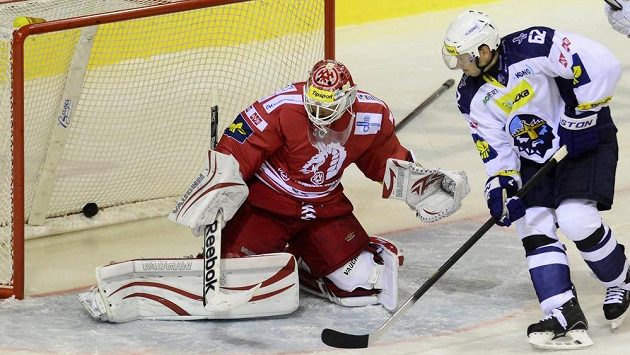 Brankář Třince Šimon Hrubec inkasuje druhý gól. Vpravo je kladenský útočník Petr Tenkrát. Brankář Třince Šimon Hrubec inkasuje druhý gól. Vpravo je kladenský útočník Petr Tenkrát.