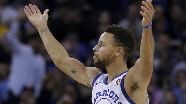 Hvězda Golden State Stephen Curry během utkání se Chicagem, v němž si připsal 33 bodů. Hvězda Golden State Stephen Curry během utkání se Chicagem, v němž si připsal 33 bodů.