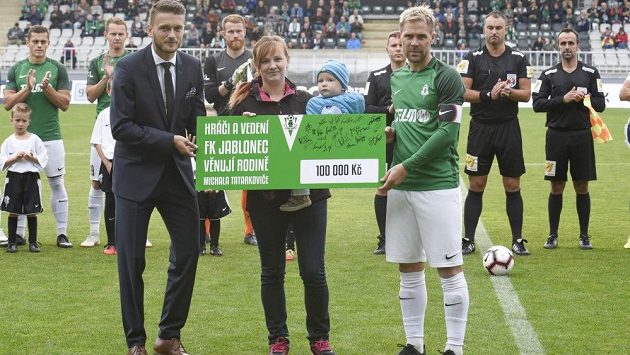 Jablonec ztratil věrného fanouška, manželka s dětmi dostala od Hübschmana a spol sto tisíc korun. Jablonec ztratil věrného fanouška, manželka s dětmi dostala od Hübschmana a spol sto tisíc korun.