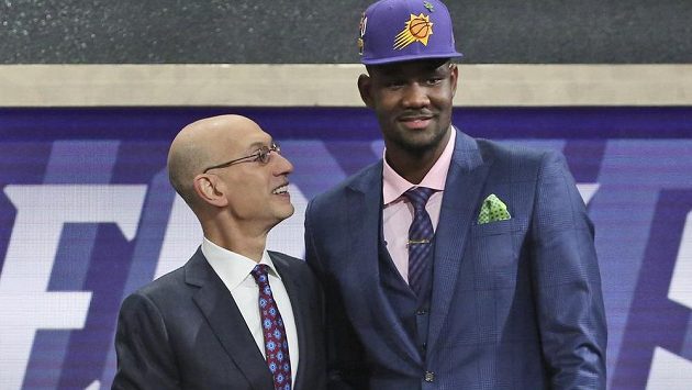 Deandre Ayton (vpravo) a komisionář NBA Adam Silver. Deandre Ayton (vpravo) a komisionář NBA Adam Silver.