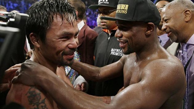 Manny Pacquiao (vlevo) po skončení zápasu s Floydem Mayweatherem. Manny Pacquiao (vlevo) po skončení zápasu s Floydem Mayweatherem.