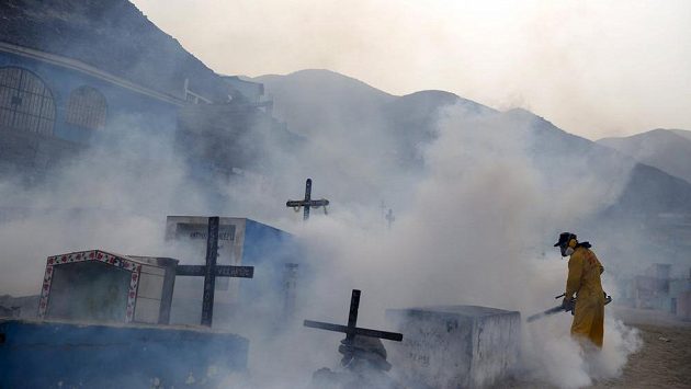 Zdravotnický pracovník vykuřuje místo s výskytem komárů, kteří přenášejí virus zika. Zdravotnický pracovník vykuřuje místo s výskytem komárů, kteří přenášejí virus zika.