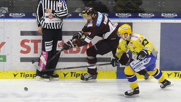 Zlínský útočník Ondřej Veselý (vpravo) v souboji se sparťanským forvardem Petrem Kumstátem v utkání 51. kola Tipsport extraligy. Zlínský útočník Ondřej Veselý (vpravo) v souboji se sparťanským forvardem Petrem Kumstátem v utkání 51. kola Tipsport extraligy.
