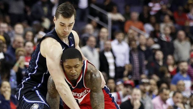 Bradley Beal z Washingtonu (vpravo) se snaží uvolnit přes chorvatského hráče Orlanda Maria Hezonju. Bradley Beal z Washingtonu (vpravo) se snaží uvolnit přes chorvatského hráče Orlanda Maria Hezonju.