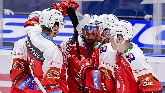 Střelec gólu Robert Kousal (třetí zprava) z Pardubic slaví se spoluhráči. Střelec gólu Robert Kousal (třetí zprava) z Pardubic slaví se spoluhráči.