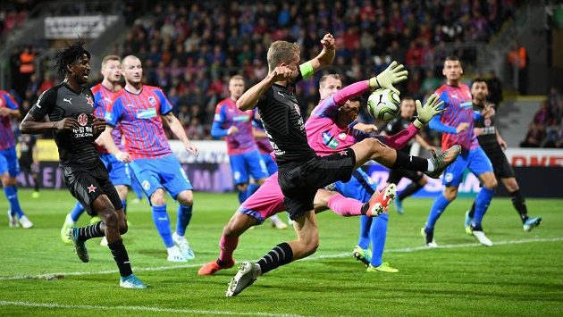 Fotbalová liga se vrací, na 26. května je naplánován restart. Fotbalová liga se vrací, na 26. května je naplánován restart.