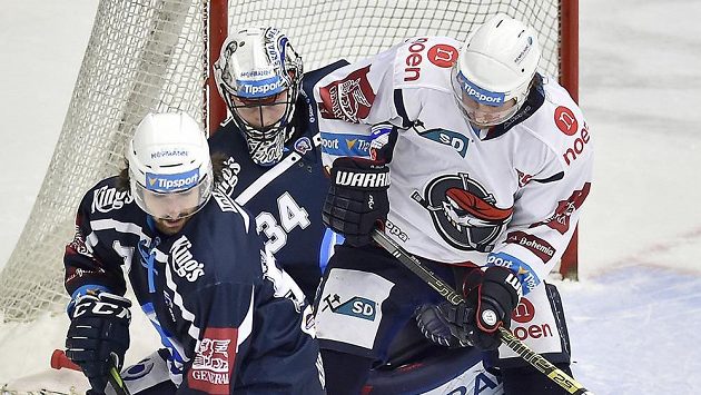 Zleva Lukáš Kaňák z Plzně, brankář Plzně Dominik Frodl a Radek Duda z Chomutova. Zleva Lukáš Kaňák z Plzně, brankář Plzně Dominik Frodl a Radek Duda z Chomutova.