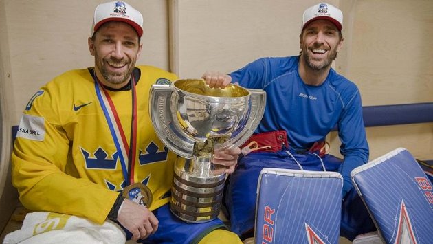 Šampióni. Joel a Henrik Lundqvistové si splnili sen, získali zlato na mistrovství světa. Šampióni. Joel a Henrik Lundqvistové si splnili sen, získali zlato na mistrovství světa.