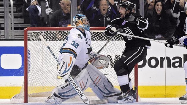 Justin Williams z Los Angeles (vpravo) se raduje z branky, kterou vstřelil brankáři San Jose Alexi Stalockovi. Justin Williams z Los Angeles (vpravo) se raduje z branky, kterou vstřelil brankáři San Jose Alexi Stalockovi.