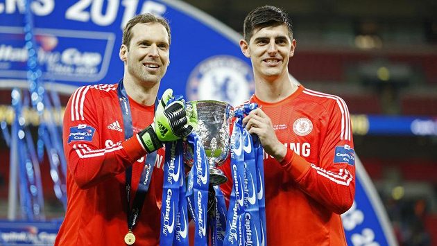 Gólman Petr Čech (vlevo) se svým brankářským konkurentem Thibautem Courtoisem po vítězném finále Ligového poháru s Tottenhamem a zisku první trofeje, kterou Chelsea v této sezóně získala. Gólman Petr Čech (vlevo) se svým brankářským konkurentem Thibautem Courtoisem po vítězném finále Ligového poháru s Tottenhamem a zisku první trofeje, kterou Chelsea v této sezóně získala.
