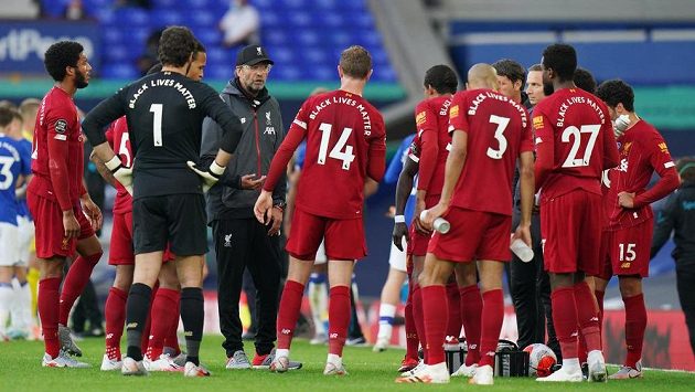 Fotbalisté Liverpoolu během duelu s Evertonem. Fotbalisté Liverpoolu během duelu s Evertonem.