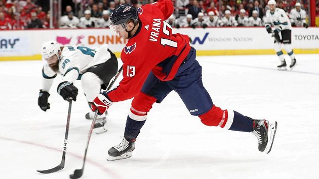 Jakub Vrána z Washingtonu pálí, bránit se ho snaží Brent Burns ze San Jose. Jakub Vrána z Washingtonu pálí, bránit se ho snaží Brent Burns ze San Jose.