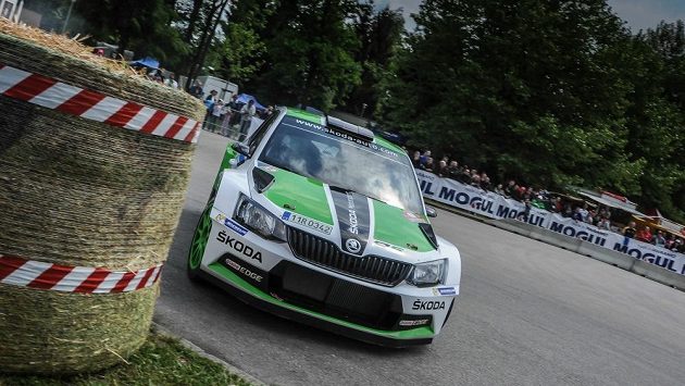 Jan Kopecký se Škodou Fabia R5 na trati Rallye Hustopeče. Jan Kopecký se Škodou Fabia R5 na trati Rallye Hustopeče.