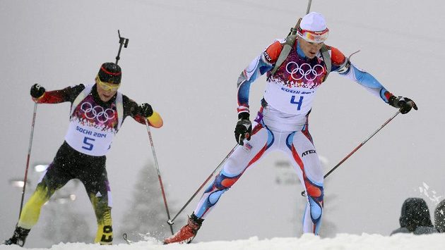 Nakonec bronzový Ondřej Moravec (vpravo) a Erik Lesser z Německa na trati závodu na 15 km s hromadným startem. Nakonec bronzový Ondřej Moravec (vpravo) a Erik Lesser z Německa na trati závodu na 15 km s hromadným startem.