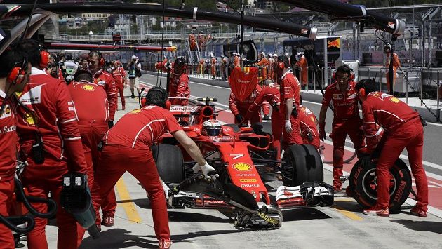 Kimi Räikkönen zastavuje u mechaniků při měřeném tréninku na GP Ruska v Soči. Kimi Räikkönen zastavuje u mechaniků při měřeném tréninku na GP Ruska v Soči.