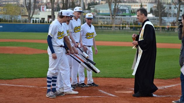 Baseballistům Blanska nepomohlo ani požehnání. Draci je v ligové premiéře zničili. Teď si brněnský tým zahraje o titul. Baseballistům Blanska nepomohlo ani požehnání. Draci je v ligové premiéře zničili. Teď si brněnský tým zahraje o titul.