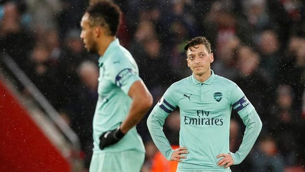 Mesut Ozil a Pierre-Emerick Aubameyang nemohou uvěřit. Fotbalisté Arsenalu podlehli po 13 zápasech v anglické lize na hřišti Southamptonu 2:3. Mesut Ozil a Pierre-Emerick Aubameyang nemohou uvěřit. Fotbalisté Arsenalu podlehli po 13 zápasech v anglické lize na hřišti Southamptonu 2:3.