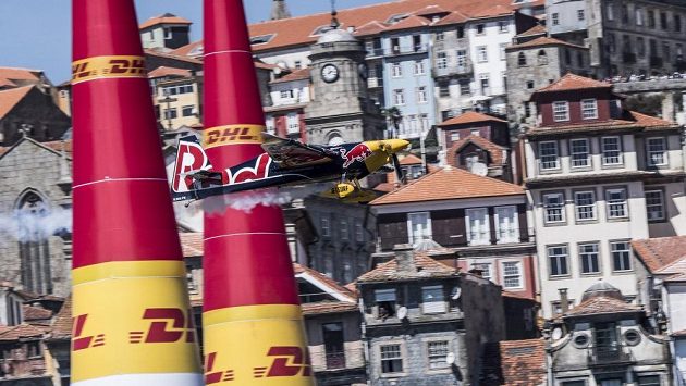 Martin Šonka při závodu Red Bull Air Race v Portu. Martin Šonka při závodu Red Bull Air Race v Portu.