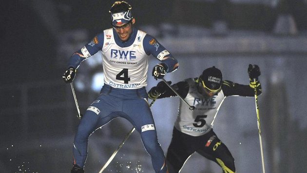 Lyžař Dušan Kožíšek (vpředu) vyhrál exhibiční závod v běhu na lyžích RWE City Cross Sprint v Ostravě. Za ním sprintuje druhý Roddy Darragon z Francie. Lyžař Dušan Kožíšek (vpředu) vyhrál exhibiční závod v běhu na lyžích RWE City Cross Sprint v Ostravě. Za ním sprintuje druhý Roddy Darragon z Francie.
