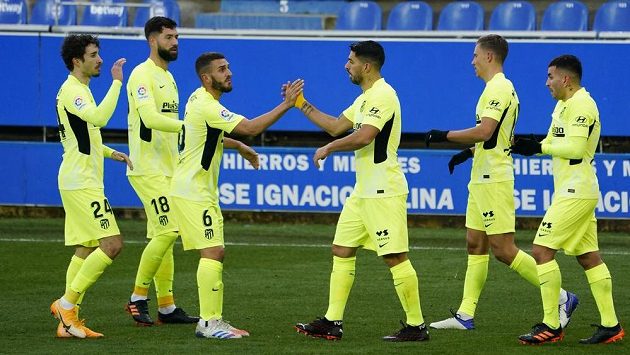 Koke a Luis Suárez z Atlétika Madrid oslavují gól proti Alavésu. Koke a Luis Suárez z Atlétika Madrid oslavují gól proti Alavésu.