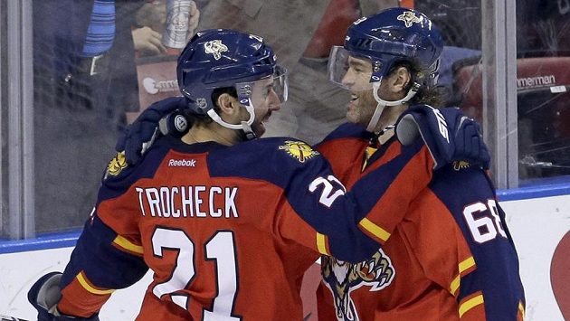 Hokejisté Floridy Vincent Trocheck (21) a Jaromír Jágr se radují ze vstřeleného gólu v duelu proti Red Wings. Hokejisté Floridy Vincent Trocheck (21) a Jaromír Jágr se radují ze vstřeleného gólu v duelu proti Red Wings.