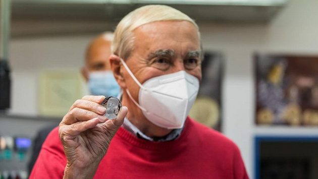 Jiří Holeček se svou mincí. Jiří Holeček se svou mincí.