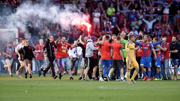 Fanoušci Viktorie Plzeň oslavují s fotbalisty zisk mistrovského titulu. Fanoušci Viktorie Plzeň oslavují s fotbalisty zisk mistrovského titulu.