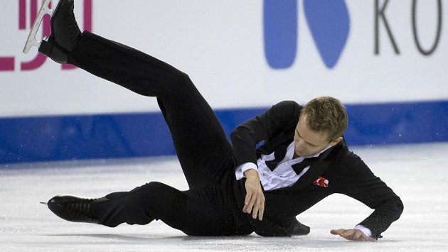 Michal Březina při pádu v krátkém programu Kanadské brusle. Michal Březina při pádu v krátkém programu Kanadské brusle.
