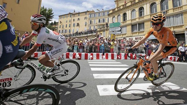 Romain Sicard z týmu Euskatel-Euskadi (vpravo). Romain Sicard z týmu Euskatel-Euskadi (vpravo).