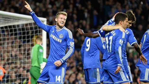 Útočník Chelsea Andre Schürrle (14) se raduje z gólu proti Manchesteru City. Útočník Chelsea Andre Schürrle (14) se raduje z gólu proti Manchesteru City.