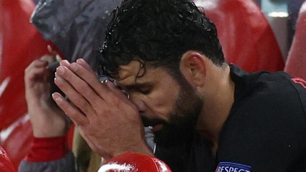 Fotbalista Atlétika Madrid Diego Costa své střídání v osmifinálovém utkání Ligy mistrů proti Liverpoolu nenesl dobře. Fotbalista Atlétika Madrid Diego Costa své střídání v osmifinálovém utkání Ligy mistrů proti Liverpoolu nenesl dobře.