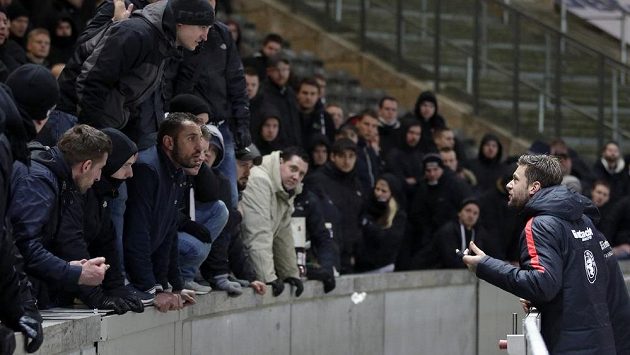 Marco Russ (vpravo) z Eintrachtu Frankfurt v diskuzi se znepokojenými příznivci. Marco Russ (vpravo) z Eintrachtu Frankfurt v diskuzi se znepokojenými příznivci.