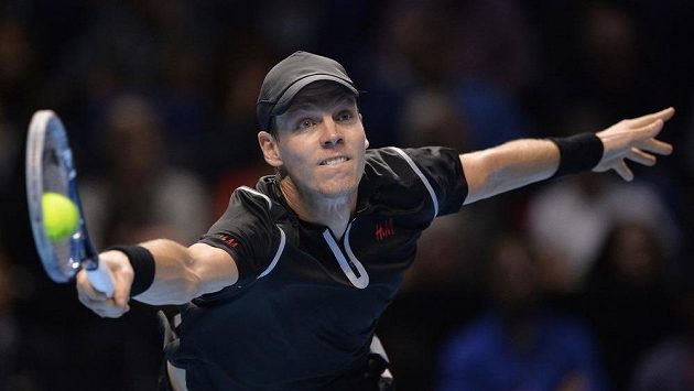 Tomáš Berdych se natahuje po míči v utkání londýnského Turnaje mistrů se Švýcarem Stanislasem Wawrinkou. Tomáš Berdych se natahuje po míči v utkání londýnského Turnaje mistrů se Švýcarem Stanislasem Wawrinkou.