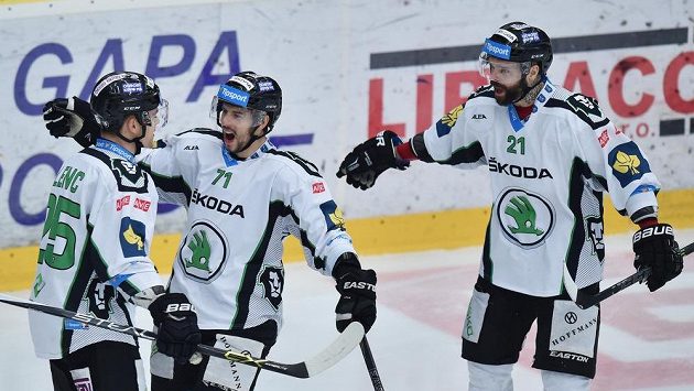 Autor třetího gólu Boleslavi proti Brnu Tomáš Hyka (uprostřed) se raduje se spoluhráči Radanem Lencem (vlevo) a Jakubem Klepišem (vpravo). Autor třetího gólu Boleslavi proti Brnu Tomáš Hyka (uprostřed) se raduje se spoluhráči Radanem Lencem (vlevo) a Jakubem Klepišem (vpravo).