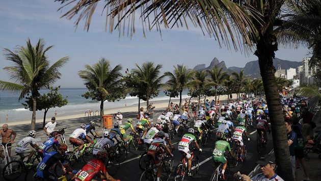Pole cyklistů poblíž Ipanema beach při hromadném olympijském závodě v Riu. Pole cyklistů poblíž Ipanema beach při hromadném olympijském závodě v Riu.