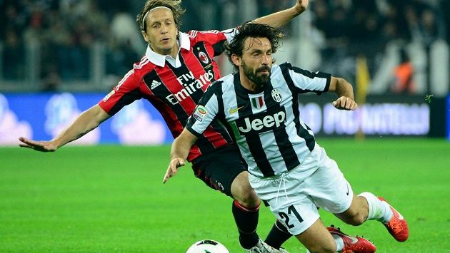 Souboj hvězd italského fotbalu, kapitán AC Milán Massimo Ambrosini (vlevo) s režisérem hry turínského Juventusu Andreou Pirlem. Souboj hvězd italského fotbalu, kapitán AC Milán Massimo Ambrosini (vlevo) s režisérem hry turínského Juventusu Andreou Pirlem.