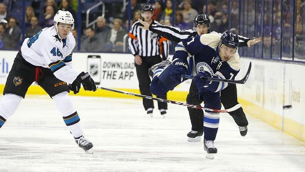 Jack Johnson z Columbusu nahazuje puk po mantinelu v utkání se San Jose. Vlevo útočník Žraloků Tomáš Hertl. Jack Johnson z Columbusu nahazuje puk po mantinelu v utkání se San Jose. Vlevo útočník Žraloků Tomáš Hertl.