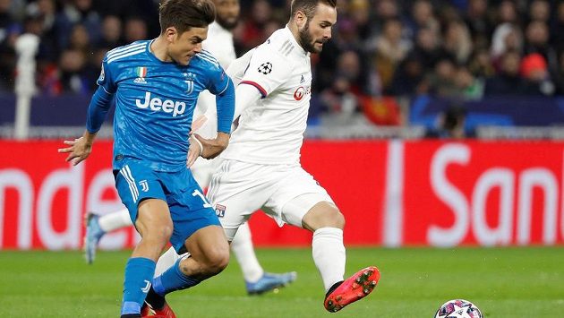 Paulo Dybala (vlevo) z Juventusu v souboji s Lucasem Tousartem z Lyonu. Paulo Dybala (vlevo) z Juventusu v souboji s Lucasem Tousartem z Lyonu.