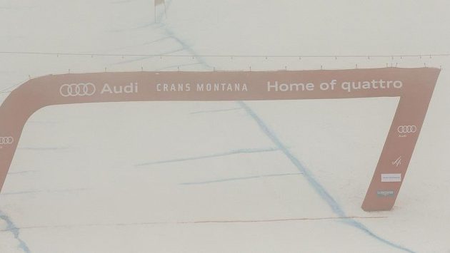 Mlha v Crans Montaně nepustila lyžařky na trať závodu SP. Mlha v Crans Montaně nepustila lyžařky na trať závodu SP.