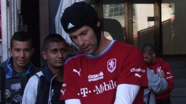 Petr Čech se po zranění vrací do české reprezentace na kvalifikační duely s Dánskem a Arménií. Petr Čech se po zranění vrací do české reprezentace na kvalifikační duely s Dánskem a Arménií.