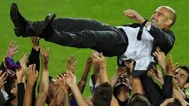 Pep Guardiola se při emotivním loučení také proletěl... Pep Guardiola se při emotivním loučení také proletěl...