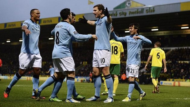 Edin Džeko (třetí zleva) měl v Norwichi blízko k hattricku. Jeho poslední trefu ale nakonec připsali brankáři Bunnovi jako vlastní gól. Edin Džeko (třetí zleva) měl v Norwichi blízko k hattricku. Jeho poslední trefu ale nakonec připsali brankáři Bunnovi jako vlastní gól.