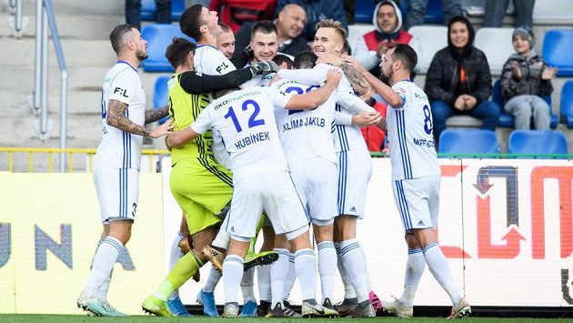 Fotbalisté Mladé Boleslavi oslavují vítězný gól Nikolaje Komličenka z penalty proti Plzni. Fotbalisté Mladé Boleslavi oslavují vítězný gól Nikolaje Komličenka z penalty proti Plzni.