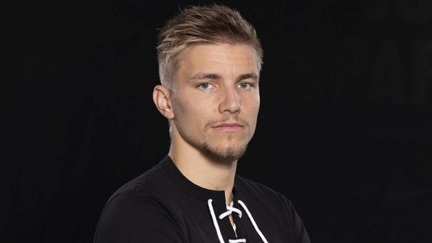 Martin Frýdek v černém retro dresu. Martin Frýdek v černém retro dresu.