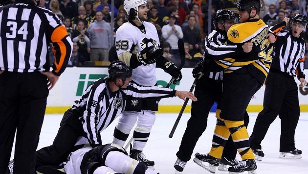Útočník Bostonu Shawn Thornton (22) těsně poté, co napadl hráče Pittsburghu Brookse Orpika (ležící na ledě). Útočník Bostonu Shawn Thornton (22) těsně poté, co napadl hráče Pittsburghu Brookse Orpika (ležící na ledě).