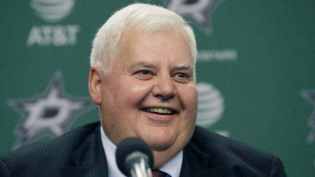 Hokejový trenér Ken Hitchcock se usmívá poté, co byl na tiskové konferenci představen jako nový kouč Dallas Stars. Hitchcock se vrací do klubu, s kterým v roce 1999 získal Stanley Cup. V NHL vedl rovněž Philadelphii Flyers, Columbus Blue Jackets a St. Louis Blues. Hokejový trenér Ken Hitchcock se usmívá poté, co byl na tiskové konferenci představen jako nový kouč Dallas Stars. Hitchcock se vrací do klubu, s kterým v roce 1999 získal Stanley Cup. V NHL vedl rovněž Philadelphii Flyers, Columbus Blue Jackets a St. Louis Blues.