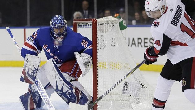 Brankář Henrik Lundqvist pozorně sleduje akci Alexandra Burrowse z Ottawy. Brankář Henrik Lundqvist pozorně sleduje akci Alexandra Burrowse z Ottawy.