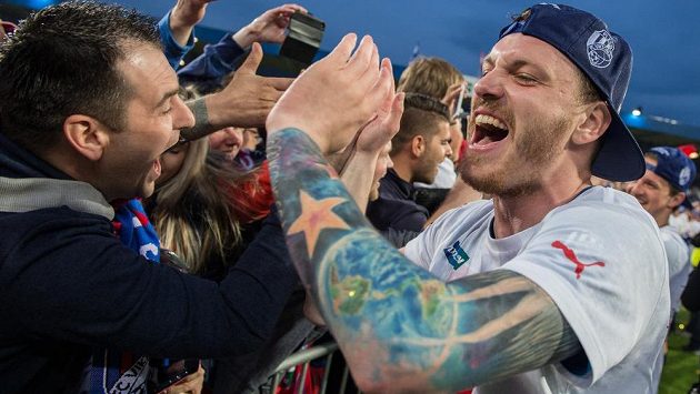 Ondřej Vaněk během oslav mistrovského titulu fotbalistů Plzně. Ondřej Vaněk během oslav mistrovského titulu fotbalistů Plzně.